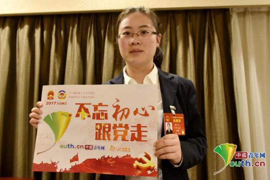 人大代表談履職五年家鄉(xiāng)變化：公路戶戶通 家門口能看病