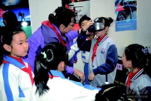 青島社區(qū)科普館設(shè)立VR體驗區(qū) 學生玩VR過山車直呼過癮