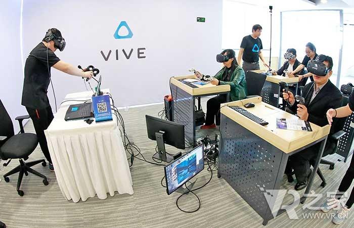VR上課堂不傷眼 HTC力推Vive商用多人套裝