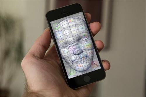 蘋(píng)果開(kāi)發(fā)3D臉部掃描識(shí)別功能 iPhone8解鎖將靠刷臉？
