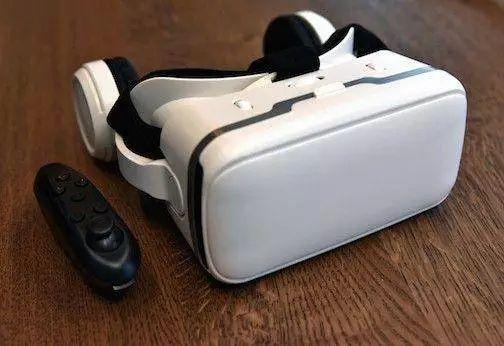 說“all in”VR 的學(xué)學(xué)宜家,給員工發(fā)了 14000 臺(tái) VR 頭顯
