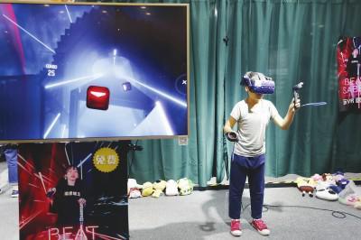 滬三家商場集體推出創(chuàng)意科普活動 顧客體驗VR互動游戲